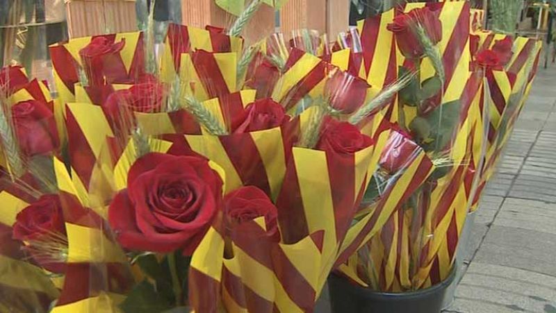 Cataluña se echa a la calle para cumplir con la tradición de regalar una rosa y un libro
