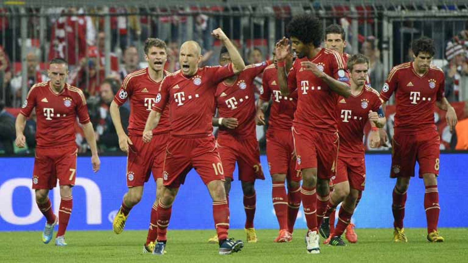 El jugador del Bayern de Múnich Thomas Müller ha adelantado a su equipo ante el FC Barcelona en el minuto 24 de juego, con un gol de cabeza tras un pase de Dante. 