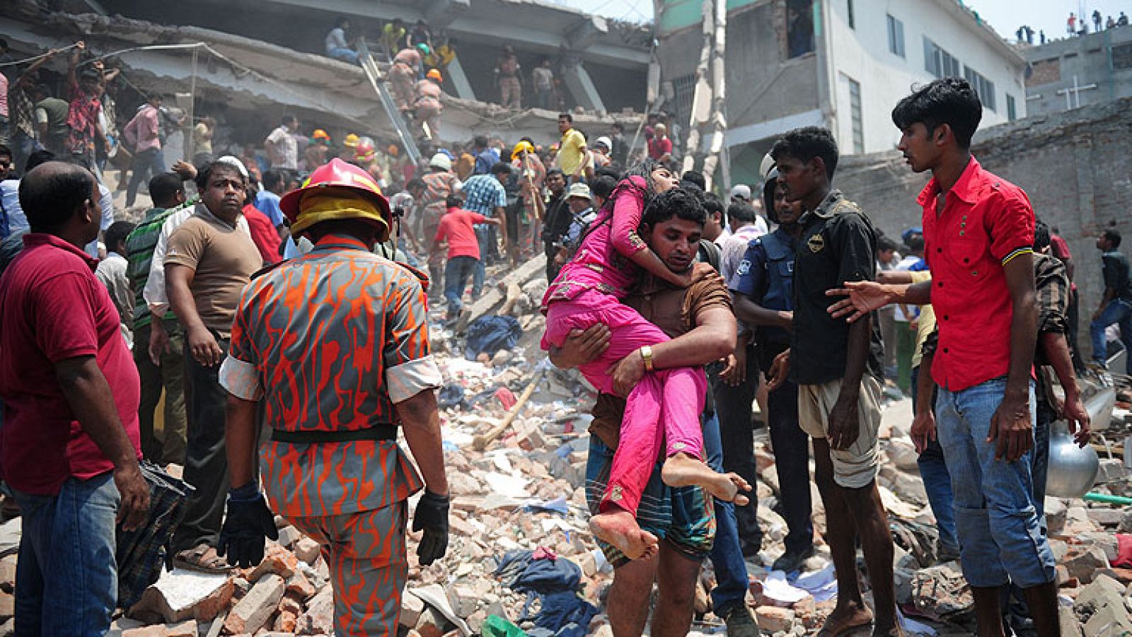 Al menos 82 personas han muerto por el  derrumbe de un edificio esta mañana en Bangladesh. Ha ocurrido en Savar, población cercana a la capital, Dacca.