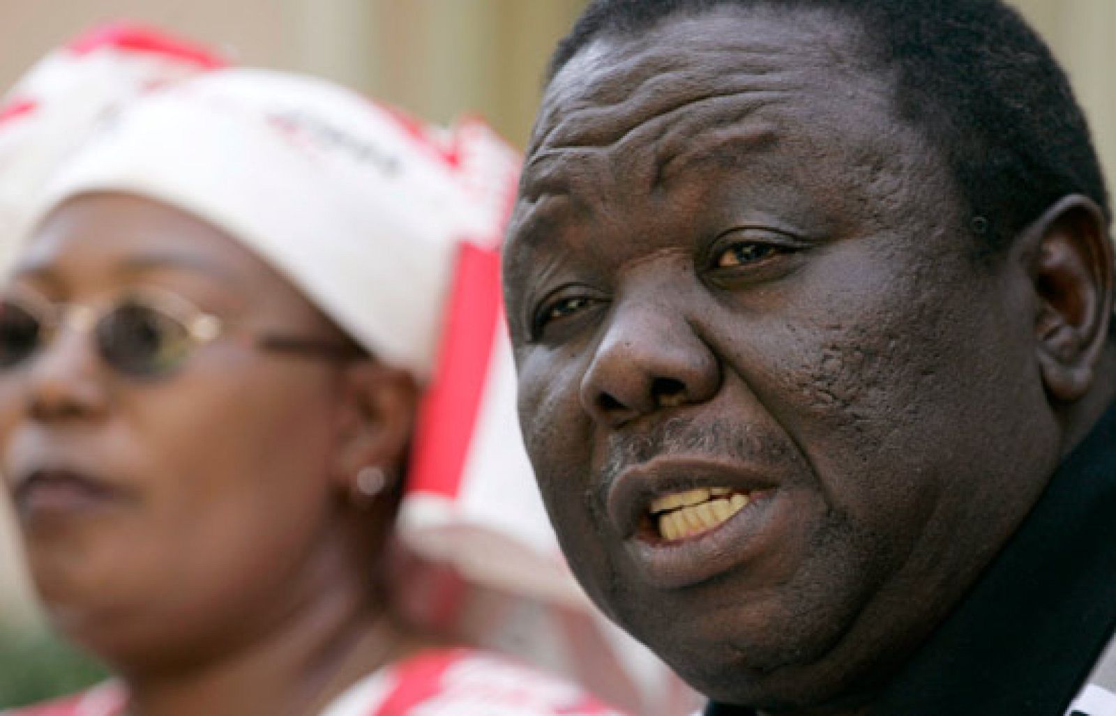 El líder opositor de Zimbabue se retira y deja el campo libre a Mugabe | Ver