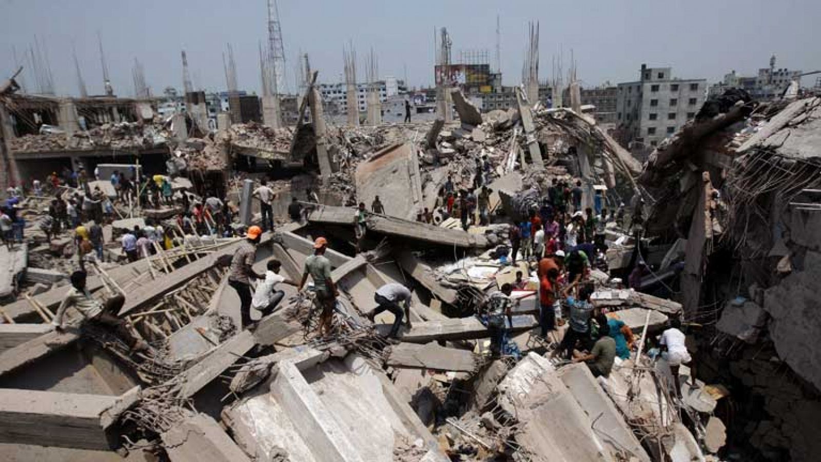 Telediario 1: Cientos de personas bajo escombros | RTVE Play