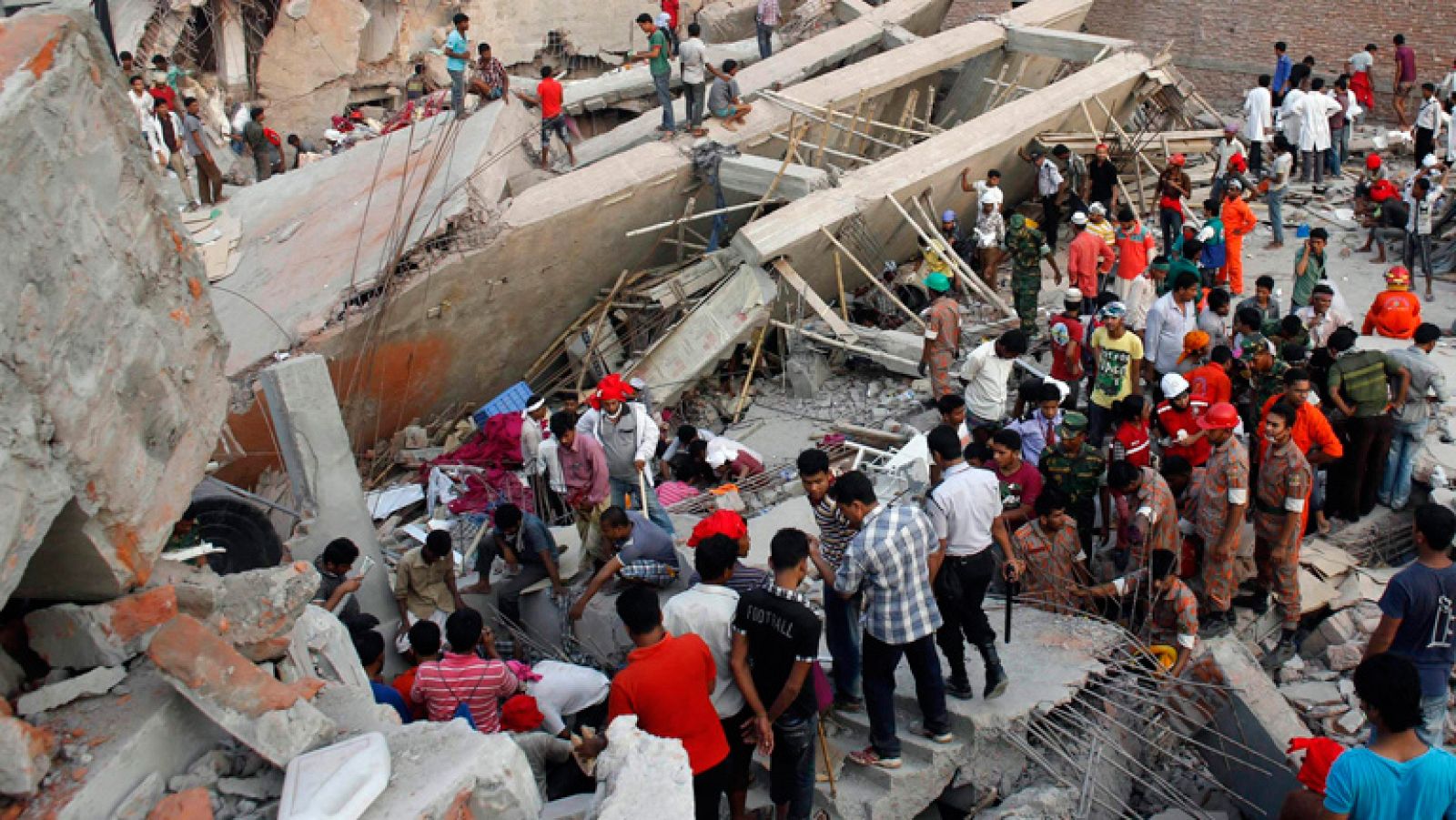 El edificio derrumbado en Bangladesh estaba en peligro