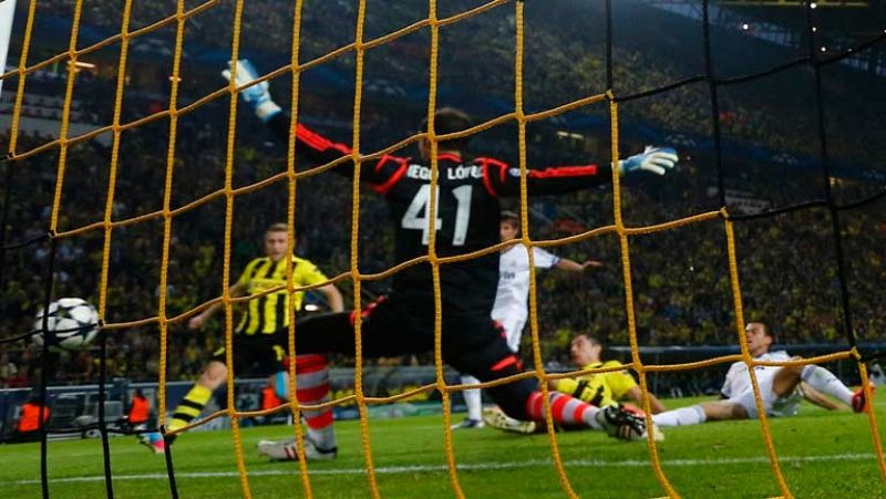 Robert Lewandowski ha marcado el segundo tanto del Borussia Dortmund ante el Real Madrid en el minuto 49 de juego. Los jugadores del Real Madrid han reclamado fuera de juego, pero el polaco estaba en posición legal.