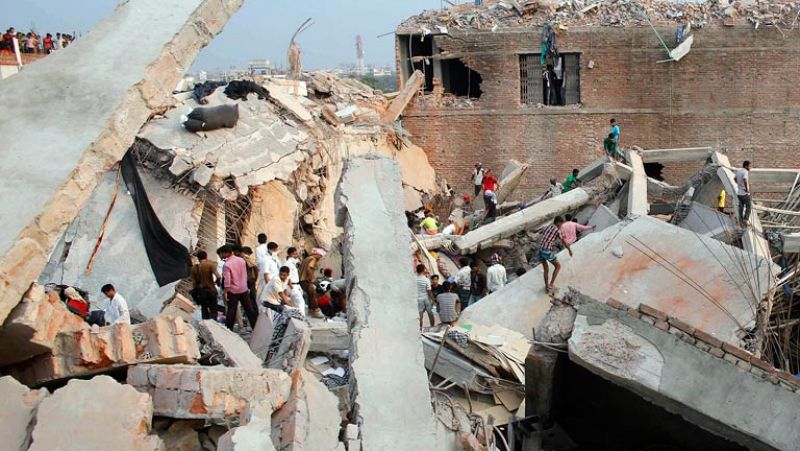 Al menos 110 muertos por el derrumbe de un edificio en Blangladesh
