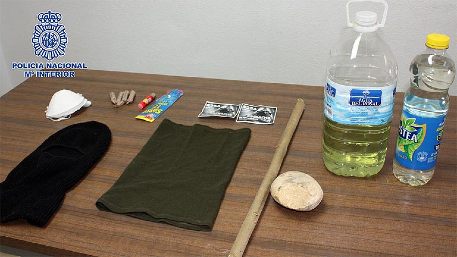 Agentes de la Policía Nacional han detenido esta madrugada en Madrid a cuatro personas acusados de que querer provocar incendios en la ciudad, coincidiendo con la convocatoria "Asedia el Congreso", prevista para este jueves, según ha informado el Ministerio del Interior en un comunicado. Estas detenciones, que se han producido en el marco del dispositivo de control establecido ante la convocatoria de protesta frente al Congreso, se han llevado a cabo cuando los cuatro individuos se disponían a quemar una sucursal bancaria.