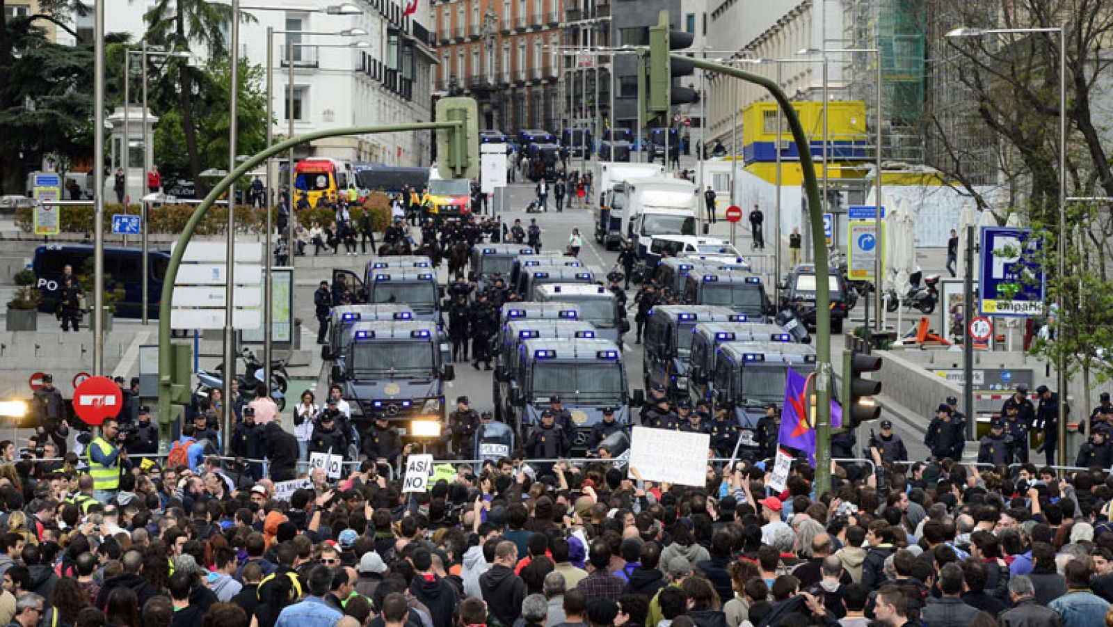 El 'Asedio' al Congreso convocado por la plataforma '¡Ponte en pie!' ha terminado con la policía dispersando al millar de manifestantes que ha acudido a la Plaza de Neptuno. La concentración ha terminado con cuatro personas detenidas, entre ellas había un menor, por portar material considerado de 'guerrilla urbana'.