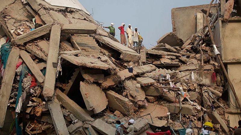 La cifra de muertos en el derrumbe de Bangladesh supera ya los 270 