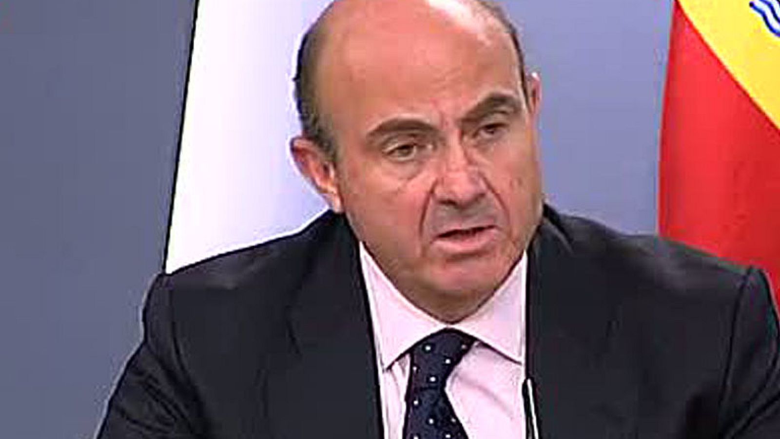  De Guindos afirma que en 2014 "se deja atrás la recesión"