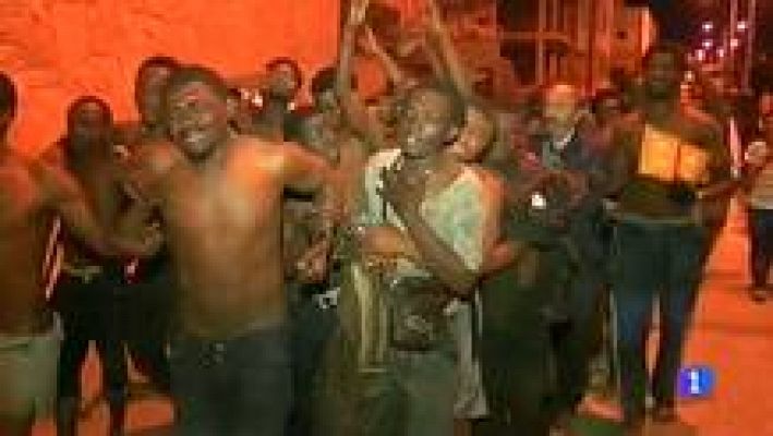 Telediario 1 - 70 inmigrantes saltan la valla