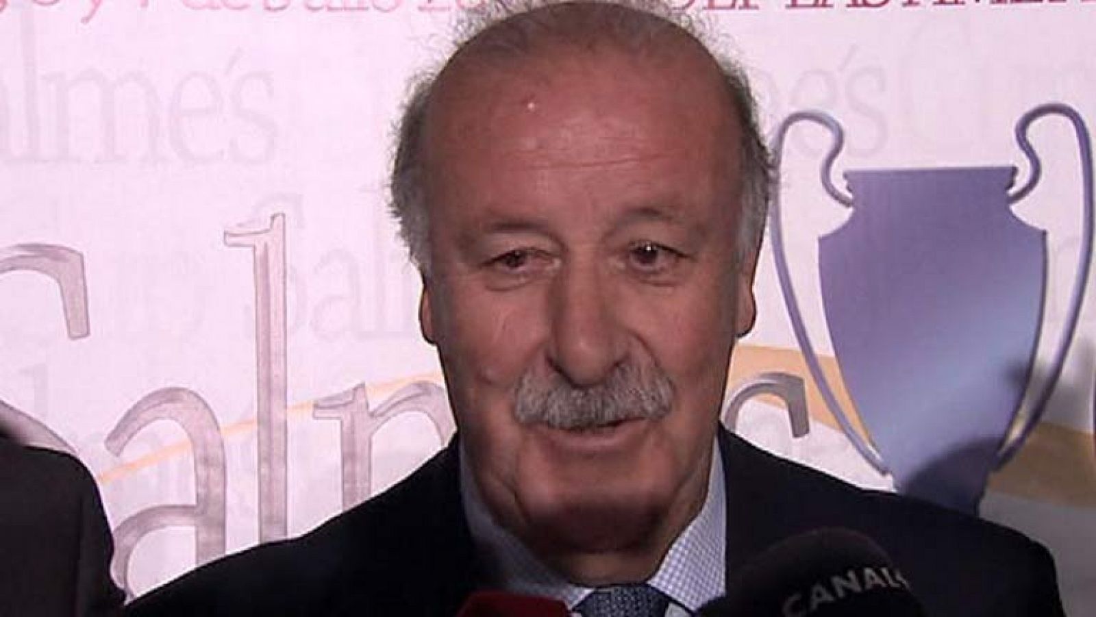 Del Real Madrid y del Barcelona -de la Champions- y de su futuro ha hablado Vicente del Bosque. Dice que todavía no tiene tomada la decisión de si seguirá o no después del mundial de 2014, cuando acaba su contrato.