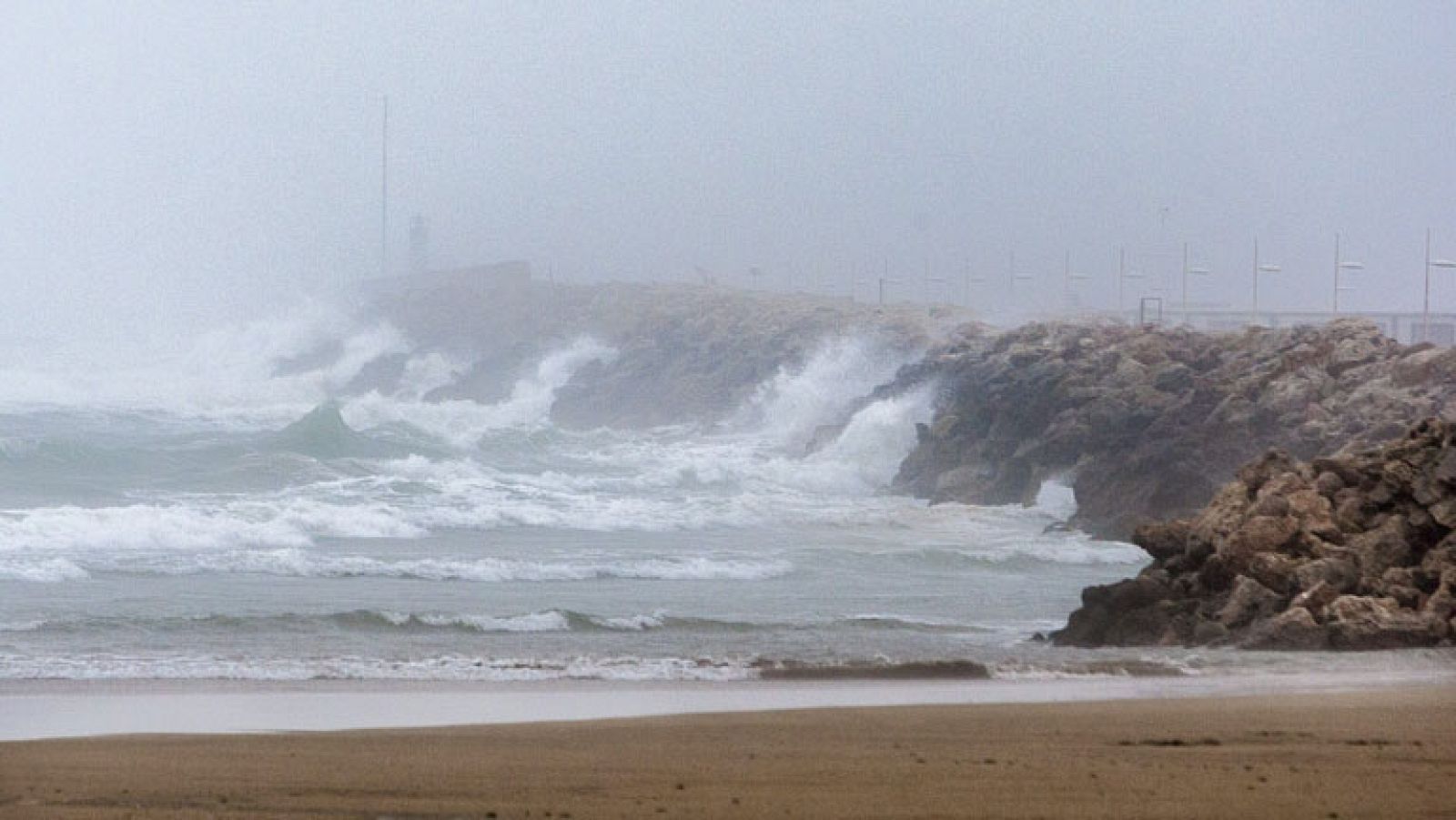 La Agencia Estatal de Meteorología (Aemet) prevé para mañana, viernes, una bajada notable de las temperaturas en amplias zonas del interior de la península. Posibilidad de precipitaciones localmente fuertes y/o persistentes en el extremo norte peninsular y en áreas del este de la península, así como nevadas en cotas relativamente bajas en el norte de la península.