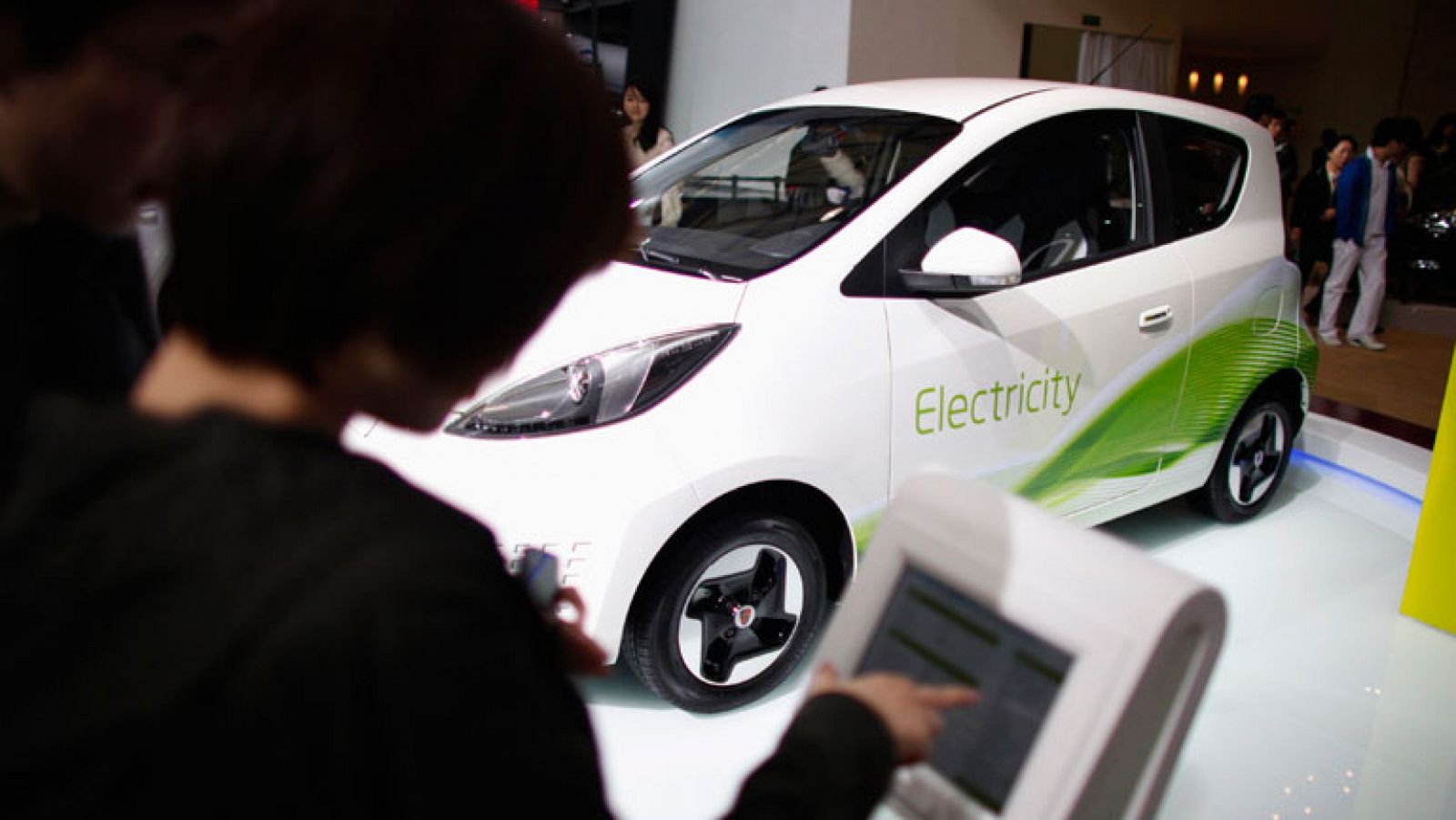 Telediario 1: El Gobierno destina diez millones de euros en ayudas a la compra de coches eléctricos | RTVE Play