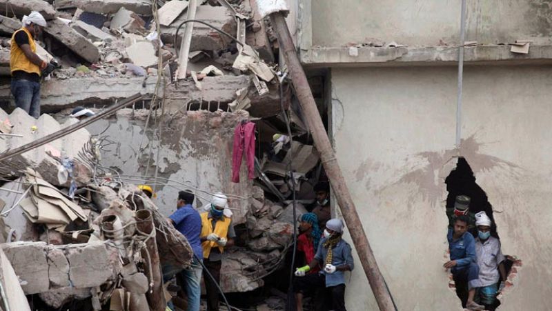 La policía detiene a responsables de los talleres textiles situados en el edificio derrumbado en Bangladesh