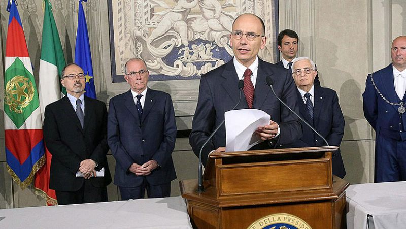 El hasta ahora vicesecretario del Partido Demócrata (PD), Enrico Letta, ha aceptado este sábado el cargo de primer ministro de Italia y ha presentado su lista de ministros al jefe del Estado, Giorgio Napolitano.