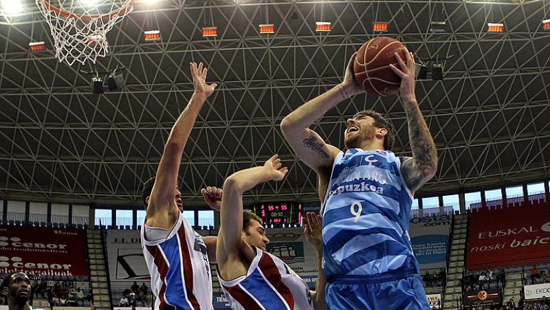 El equipo gallego se lleva la victoria de San Sebastián, da un paso adelante en su lucha por los 'play-offs' y deja al Lagun Aro contra las cuerdas y a un paso del descenso.