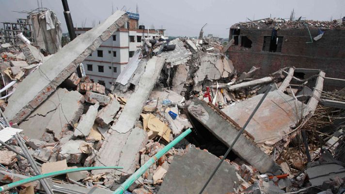 Telediario 1 - La policía arresta al dueño del edificio derrumbado y busca a un empresario español