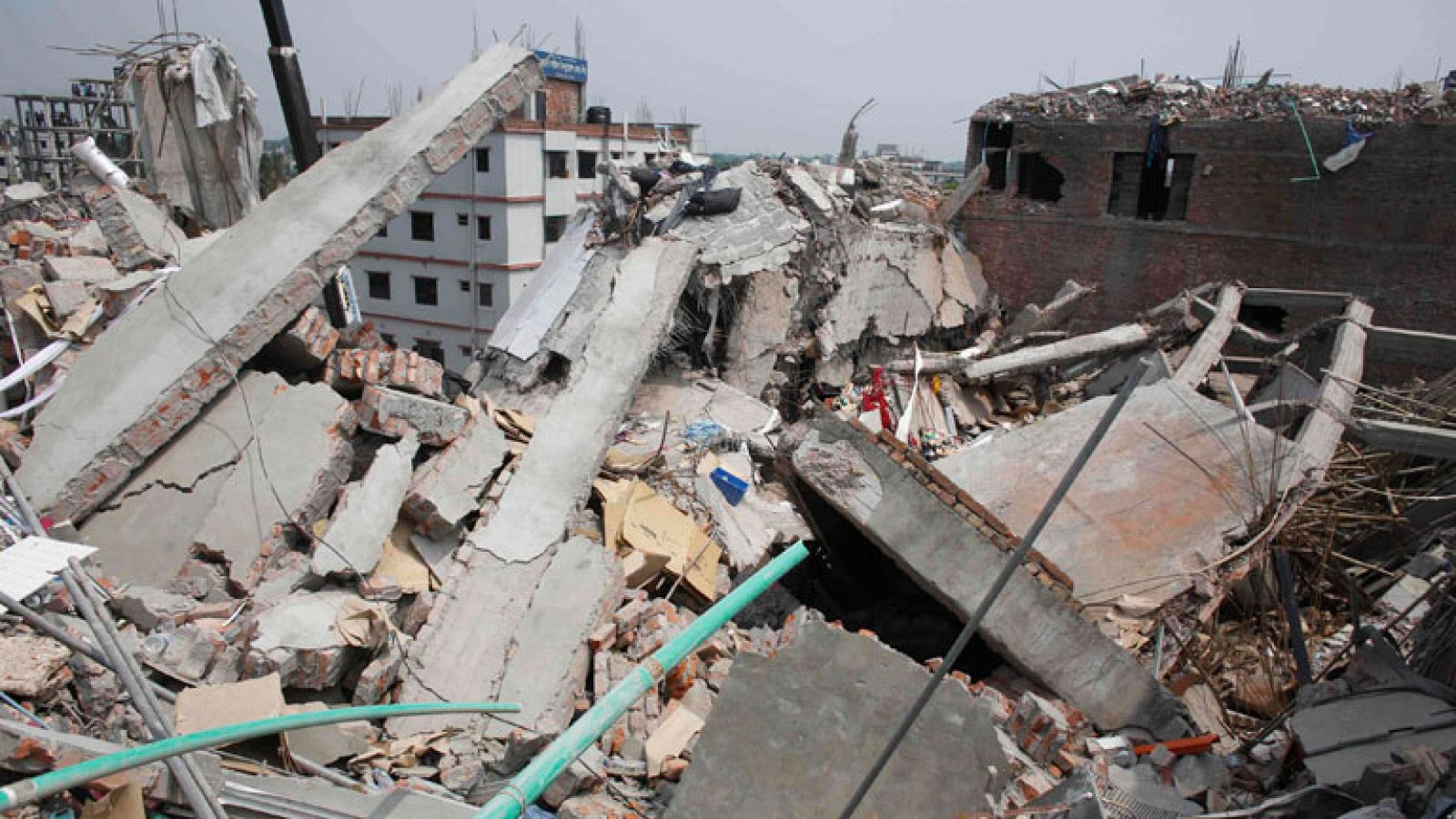 La policía arrestó hoy al dueño del edificio que se derrumbó el miércoles y que albergaba varias fábricas textiles en Bangladesh, por lo que la búsqueda policial de responsables del siniestro se limita ahora a dos individuos, que se encuentran fugitivos, incluido un empresario español. El empresario de nacionalidad española que se encuentra en paradero desconocido es David Mayor, director general de Phantom-Tac.