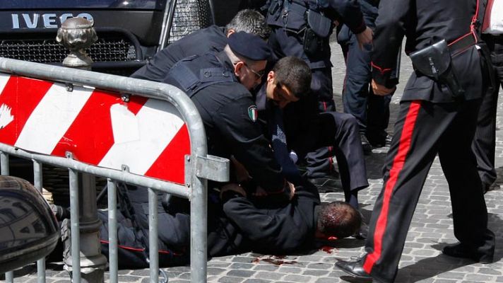 Un hombre "desesperado" hiere a dos policías y una embarazada en un tiroteo en Roma