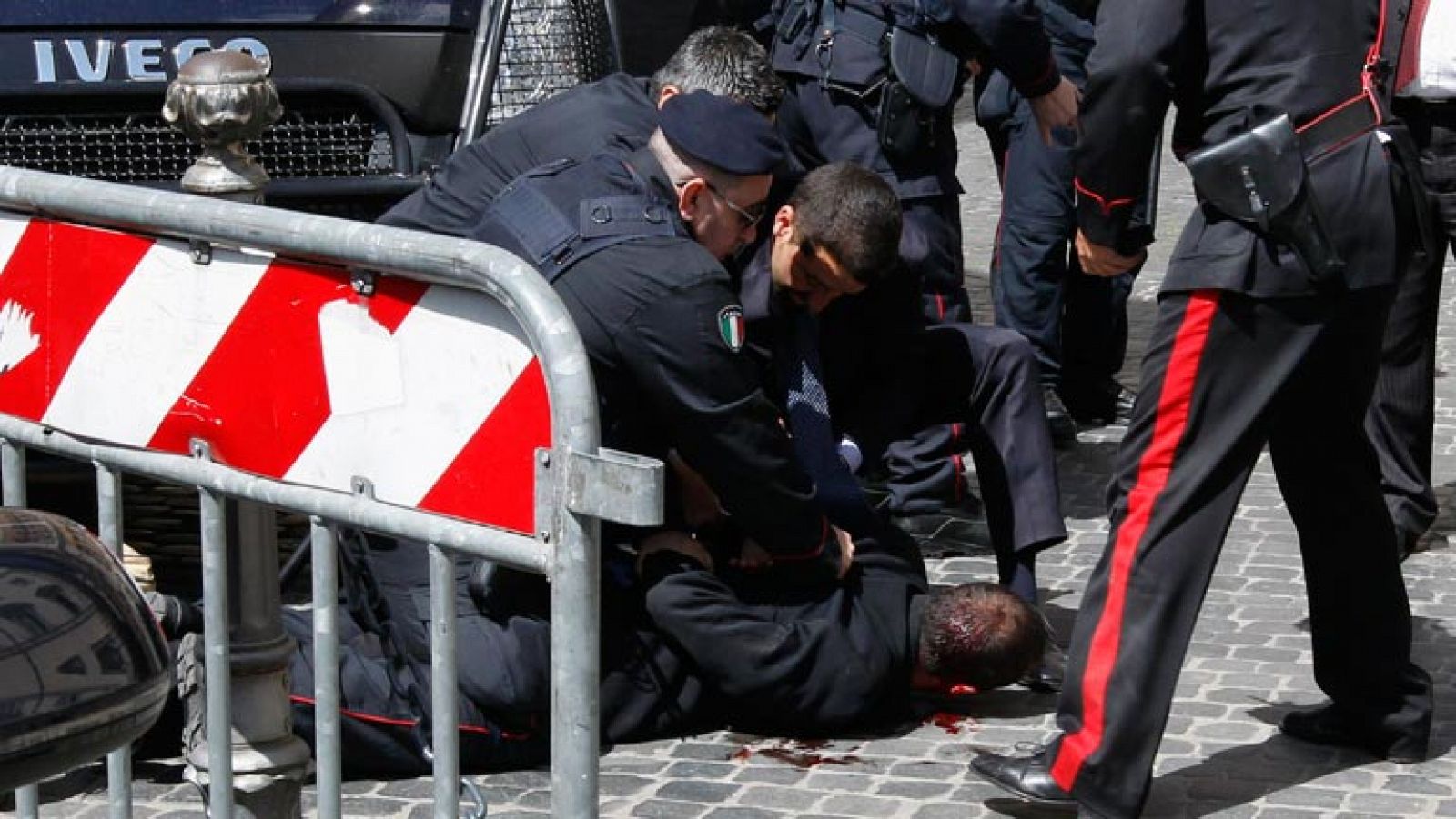 Un hombre "desesperado" hiere a dos policías y una embarazada en un tiroteo en Roma