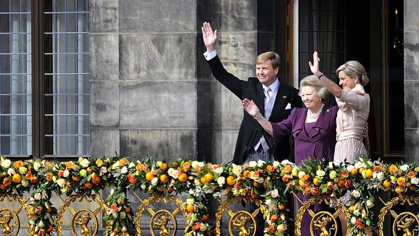 La familia real holandesa saluda desde el balcón