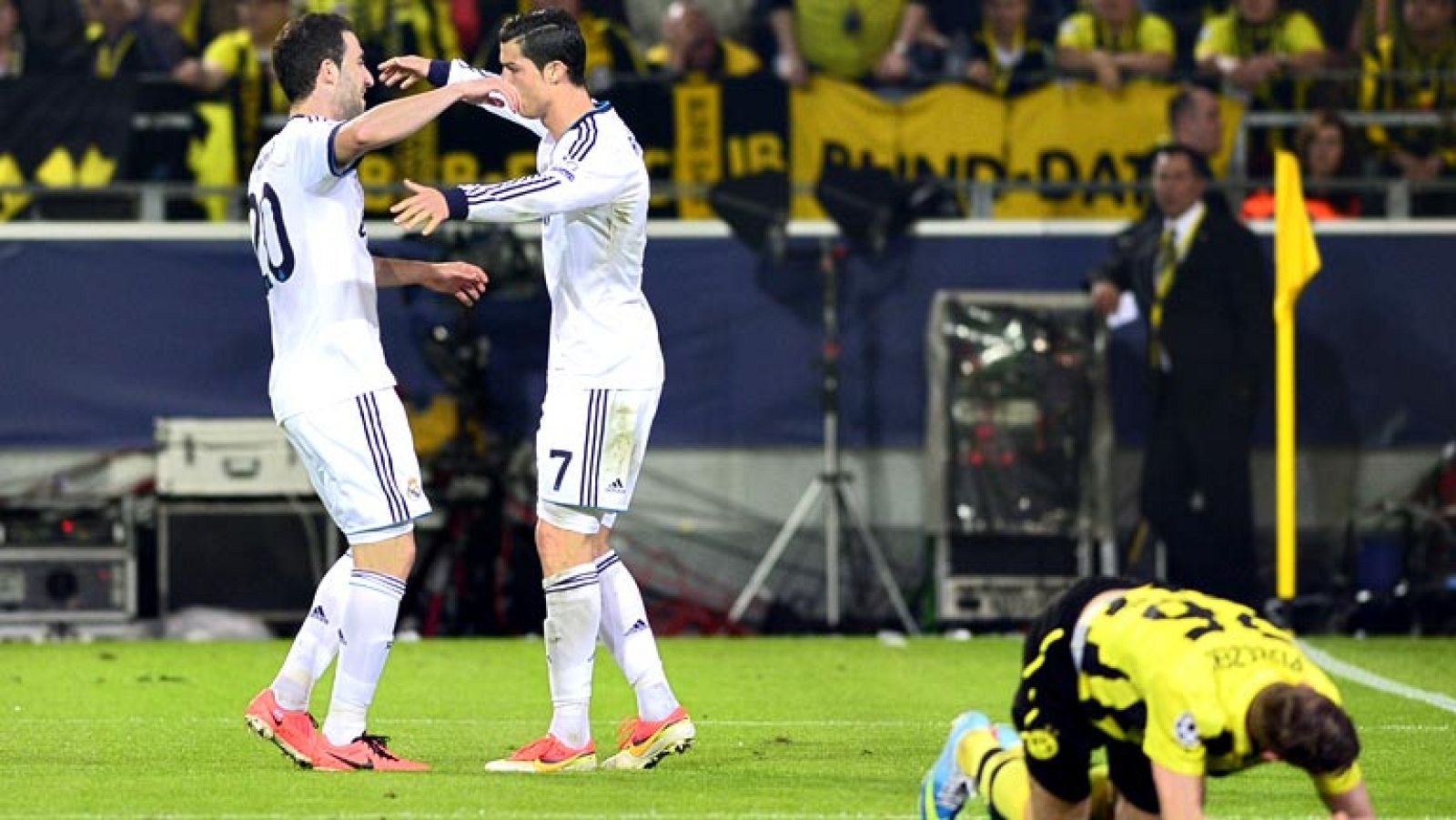 Ozil ya demostró al Bernabéu contra el Dortmund que puede coger el relevo de Cristiano, al menos, a balón parado. Aquel día marcó un gol decisivo y dio el pase de otro. Entonces Mourinho hizo un hueco a Modric junto a Xabi Alonso, aunque cambió al cr