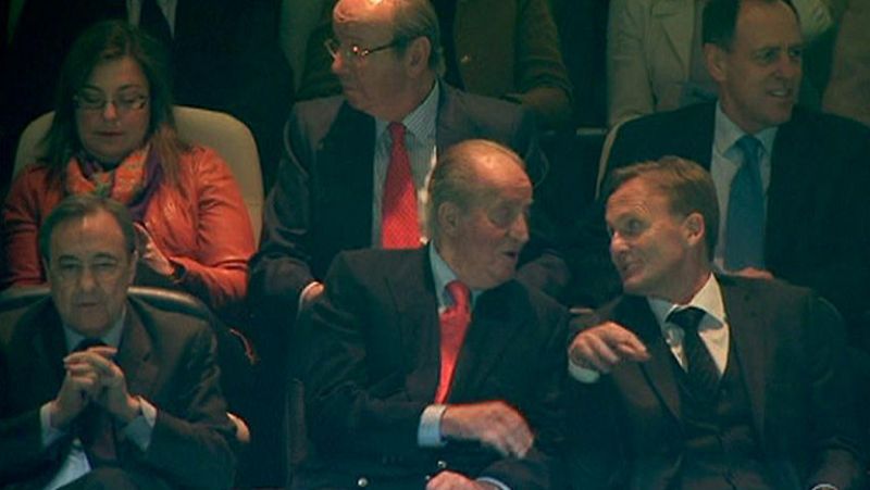 Don Juan Carlos ha reaparecido esta noche fuera del Palacio de la Zarzuela al presidir en el estadio Santiago Bernabéu al partido de vuelta de las semifinales de la Liga de Campeones que disputan el Real Madrid y el Borussia Dortmund. Es la primera v