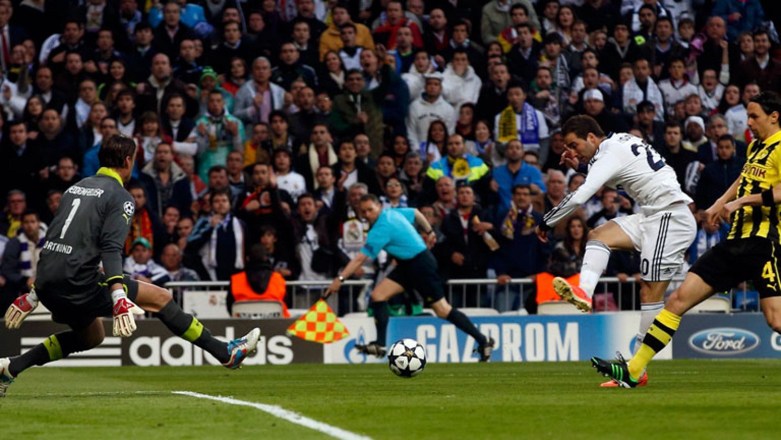 Higuaín desperdicia la primera para el 1-0