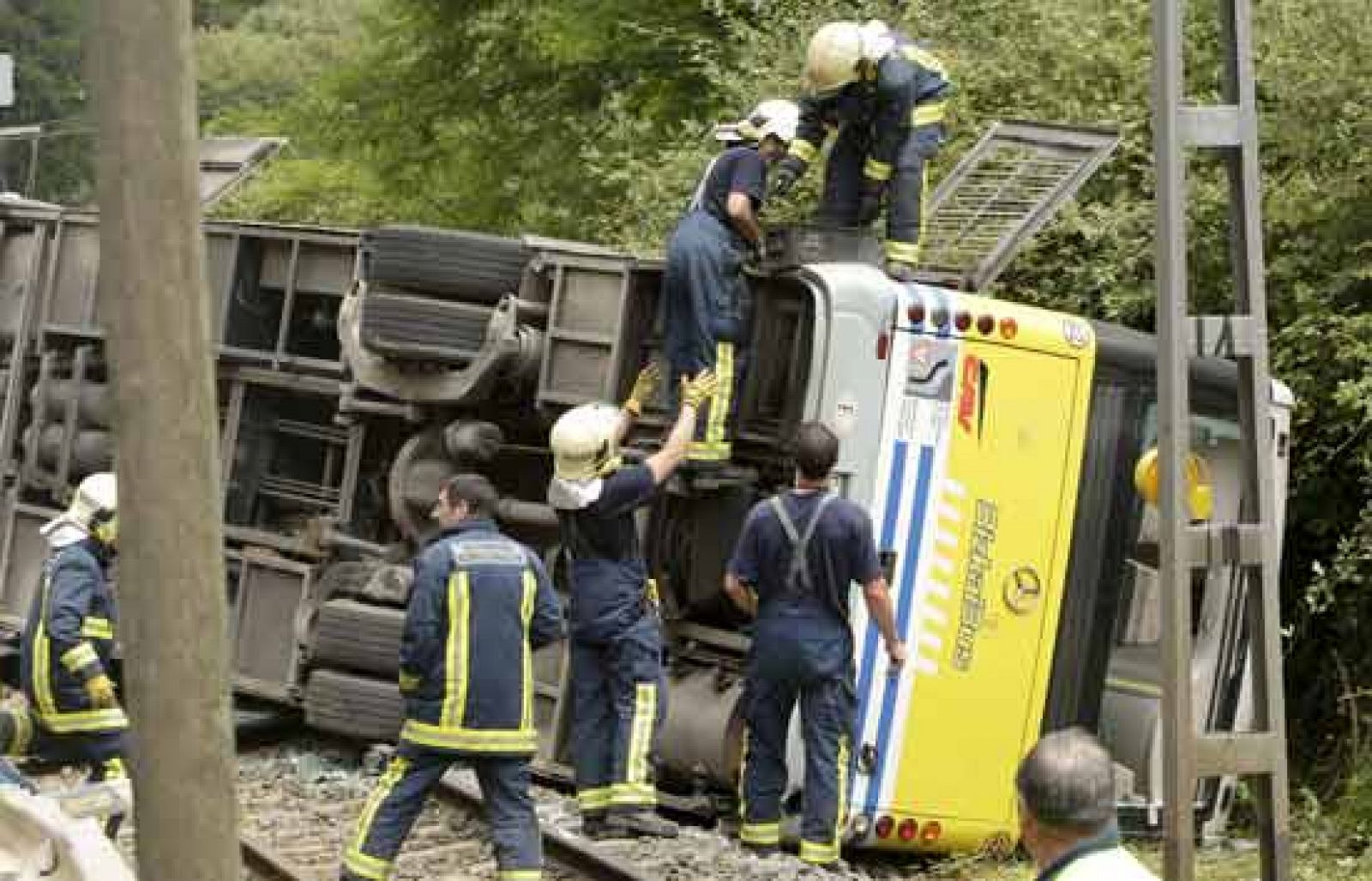 Ocho personas han resultado heridas, cuatro de ellas graves, en una colisión entre un autobús de línea y un camión en Gernika (Vizcaya) (23/06/08).