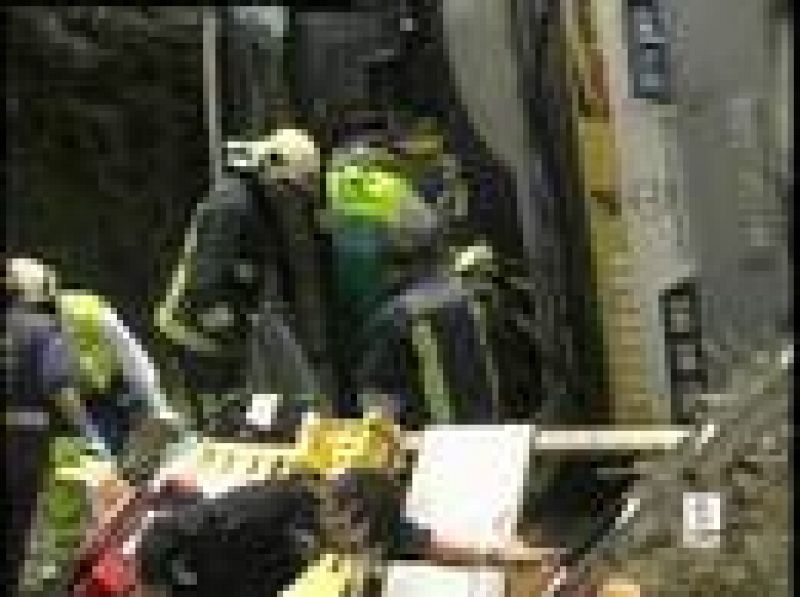 Ocho personas han resultado heridas, cuatro de ellas graves, en una colisión entre un autobús de línea y un camión en Gernika (Vizcaya) (23/06/08).