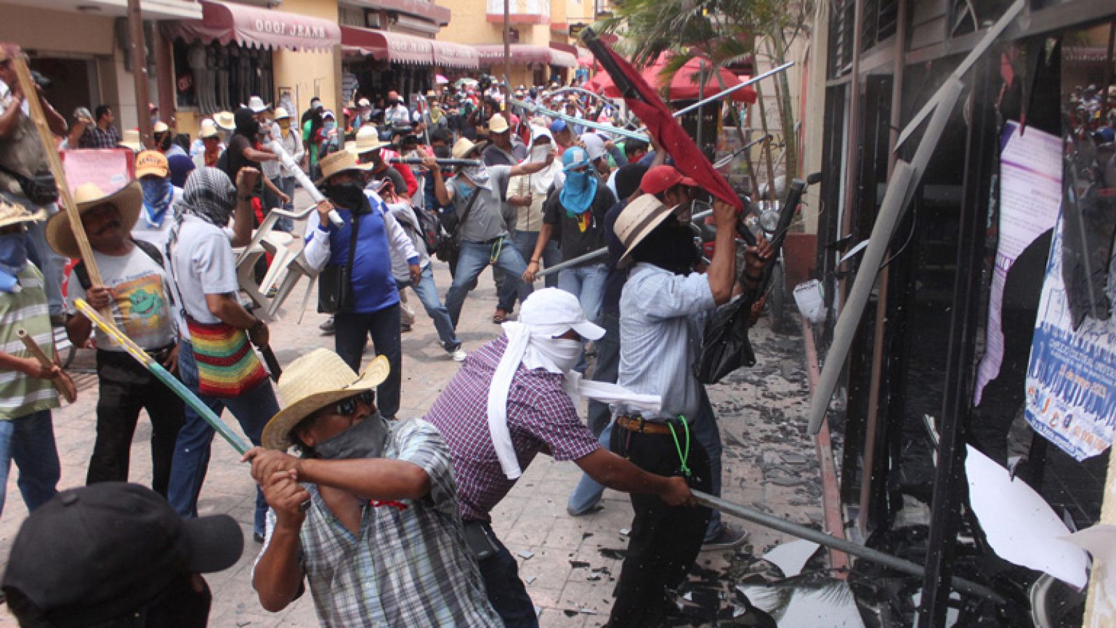 Telediario 1: Miles de maestros protestan en México contra la reforma educativa del Gobierno | RTVE Play