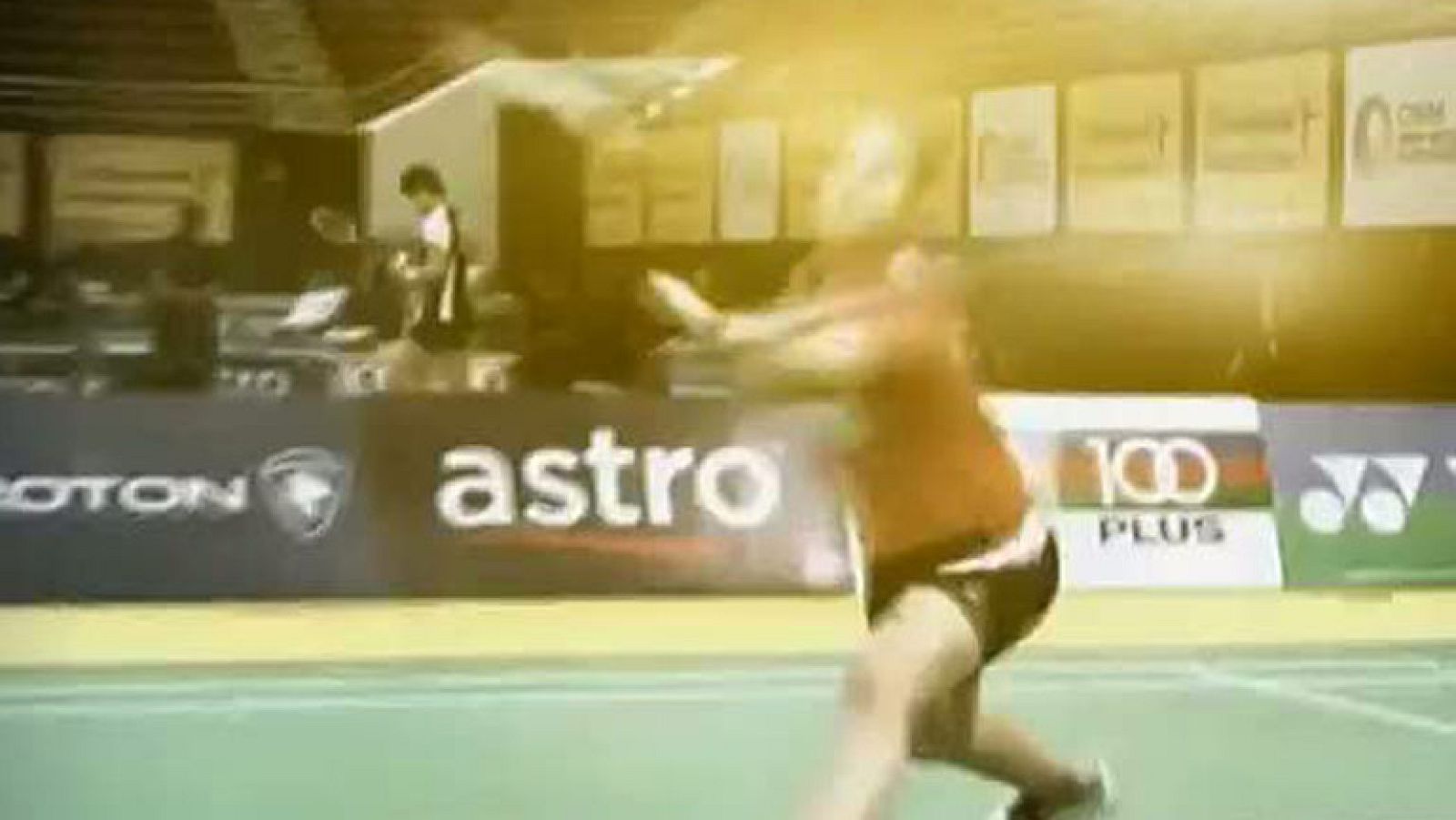 Aunque el bádminton es un deporte minoritario en España, contamos con una jugadora española de 19 años que tiene un futuro realmente prometedor. Se llama Carolina Marín y acaba de ser elegida "mejor jugadora europea".