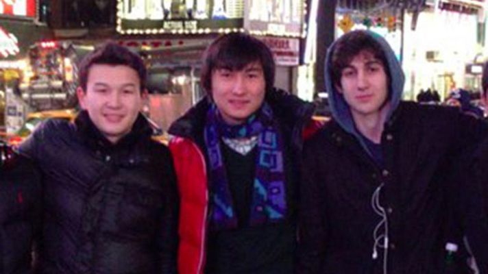 Informativo 24h - La policía detiene a tres jóvenes en relación con el atentado del maratón de Boston