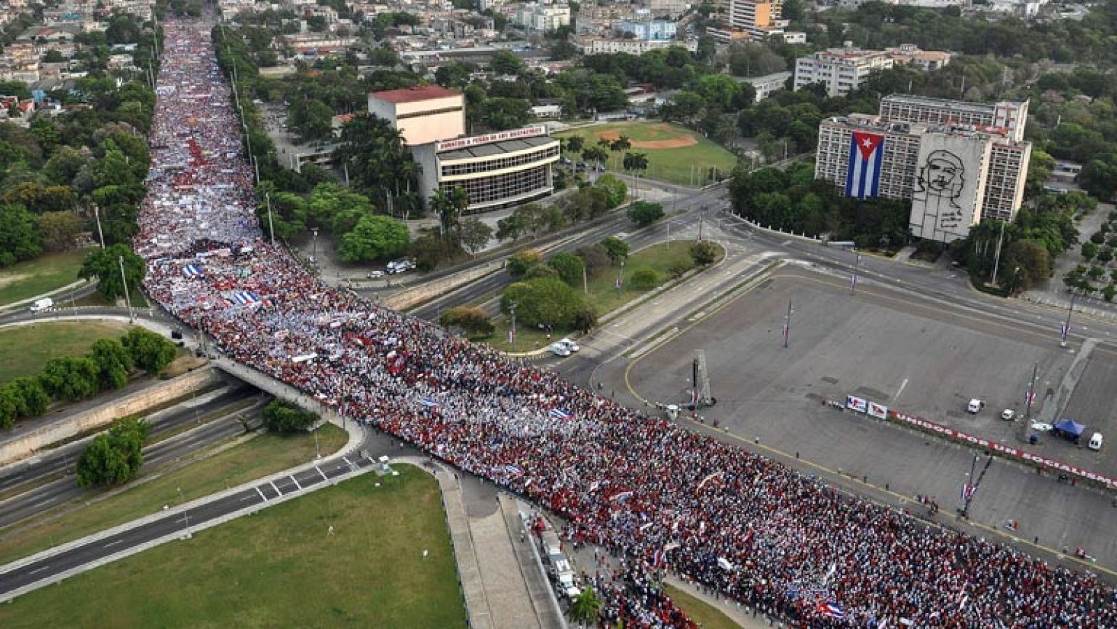 Informativo 24h: Cuba celebra el Primero de Mayo con una concentración multitudinaria y un recuerdo a Chávez | RTVE Play