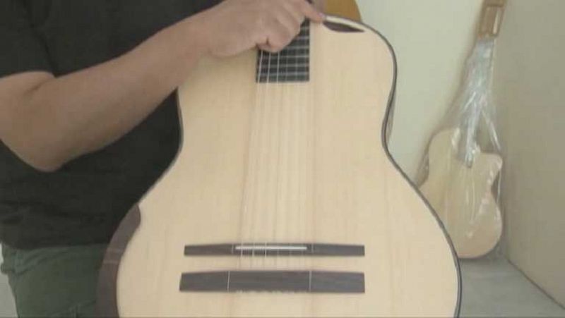 Variante de la guitarra española sin boca central