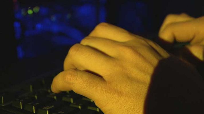 Telediario 1 - El peligro de no proteger la wifi