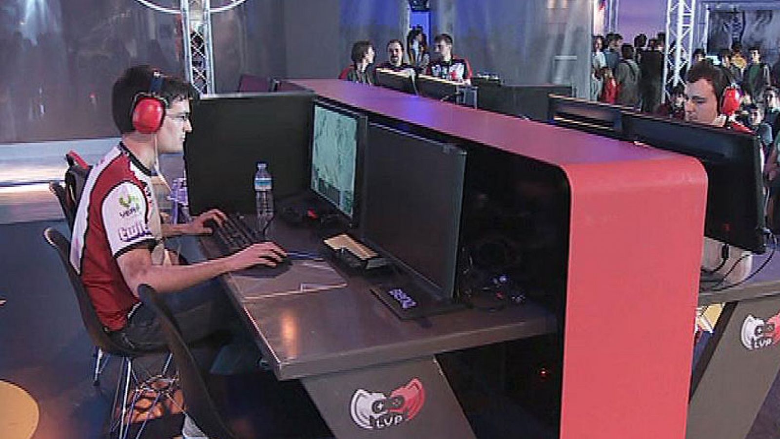 Uno de cada 3 españoles compra videojuegos. Una industria que mueve en España  más de 800 millones al año, más que el cine o los libros. Este fin de semana se celebra en Barcelona la Liga de Videojuegos Profesional, que enfrenta a los 250 mejores videojugadores de España. Jóvenes que han hecho de una afición, su profesión.