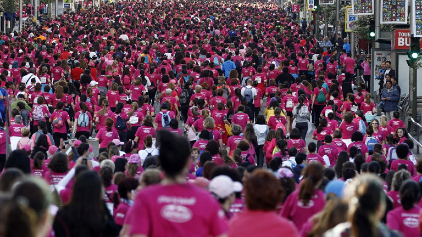 Telediario 1: Madrid acoge la décima edición de la 'Carrera por la mujer' | RTVE Play