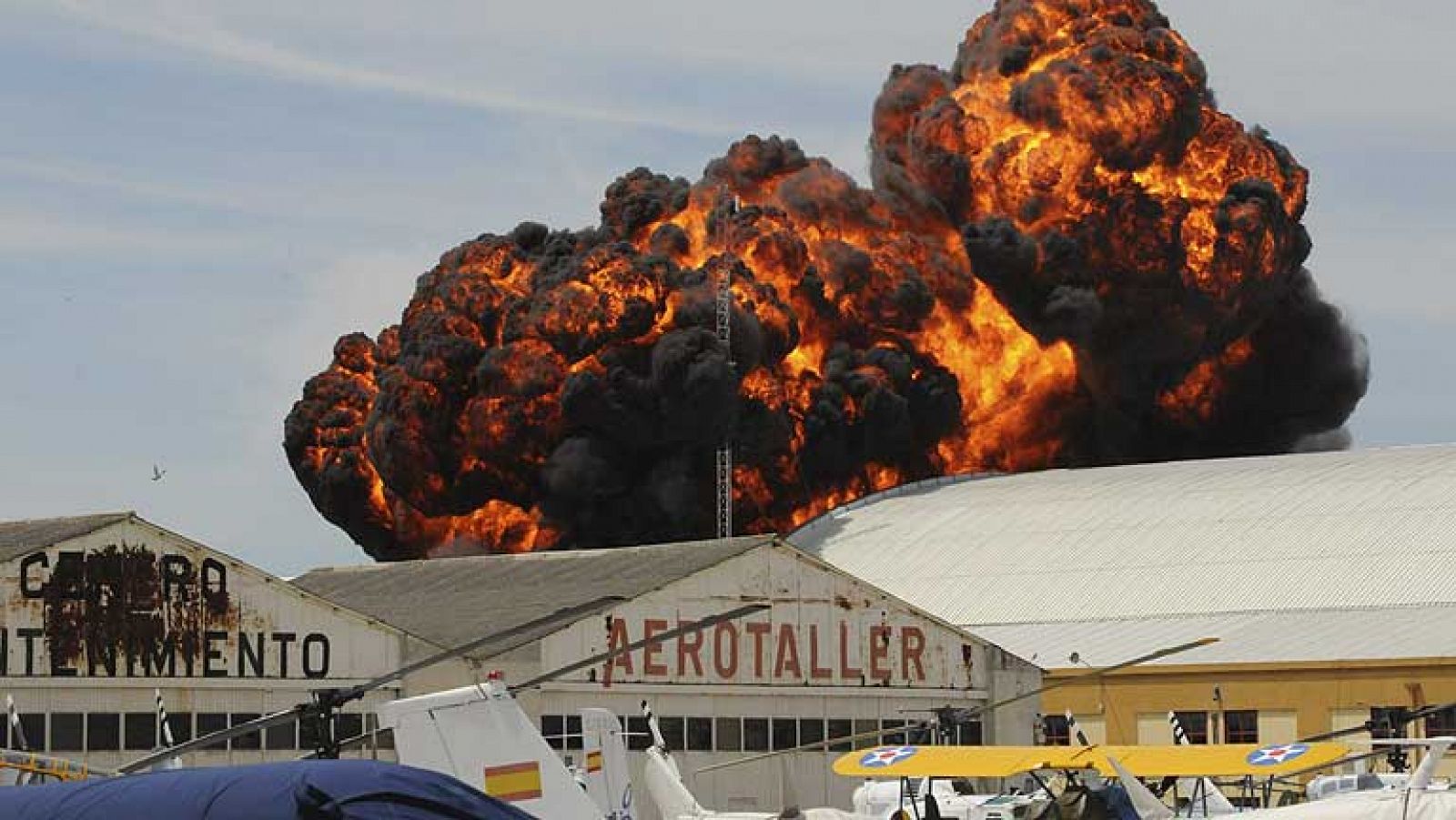 Muere un piloto tras estrellarse un avión de exhibición en Madrid