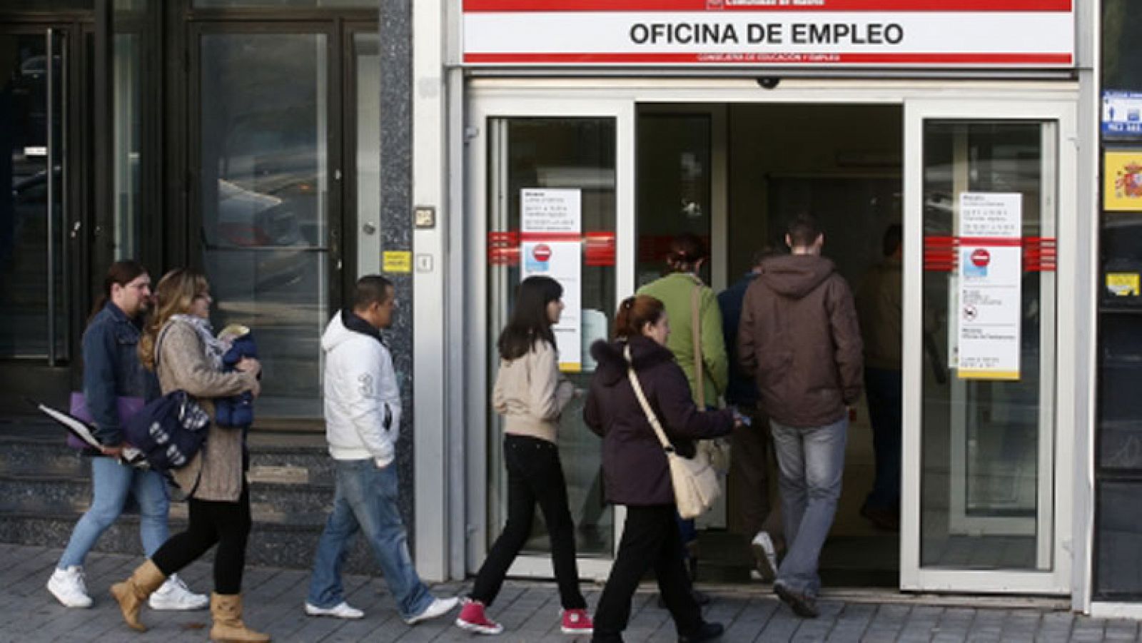 Informativo 24h: El paro registrado bajó en abril en 46.050 personas y deja el total por debajo de los cinco millones | RTVE Play