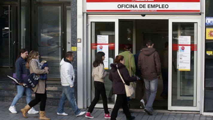 Informativo 24h - El paro registrado bajó en abril en 46.050 personas y deja el total por debajo de los cinco millones