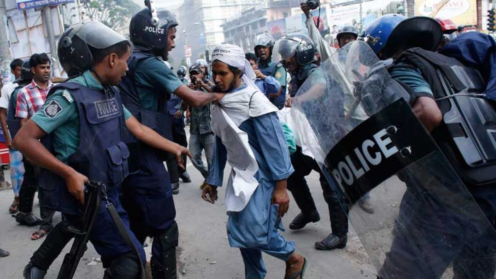 15 muertos y cientos de heridos en las protestas religiosas de Bangladesh