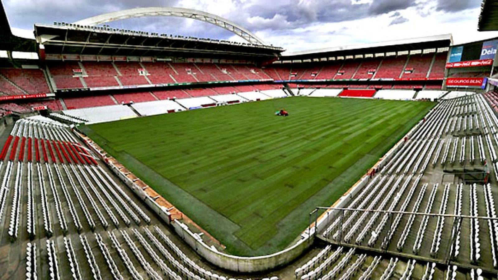 Algunos aficionados del Athletic de Bilbao llevan mas de medio siglo con su asiento en el viejo estadio de San Mamés. Poco a poco van asumiendo que tendrán que dejarlo para siempre. Este lunes se han empezado a adjudicar los asientos para socios del