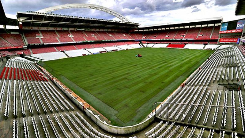 Algunos aficionados del Athletic de Bilbao llevan mas de medio siglo con su asiento en el viejo estadio de San Mamés. Poco a poco van asumiendo que tendrán que dejarlo para siempre. Este lunes se han empezado a adjudicar los asientos para socios del 