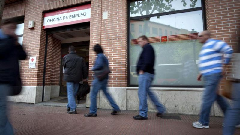 El paro registrado bajó en abril en 46.050 personas y deja el total por debajo de los cinco millones