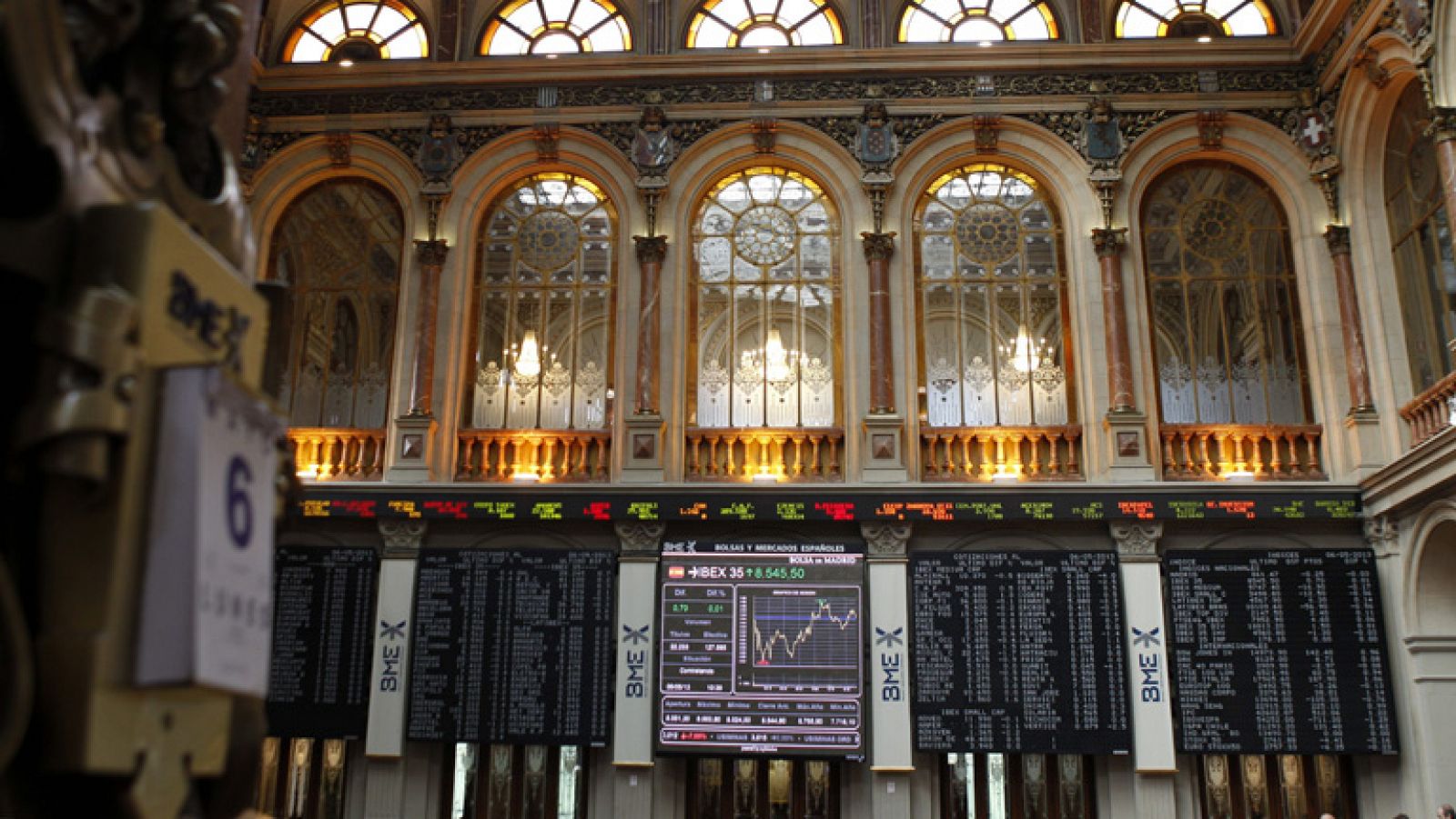 El Ibex-35 baja un 0,48% pero mantiene los 8.500 puntos | Ver