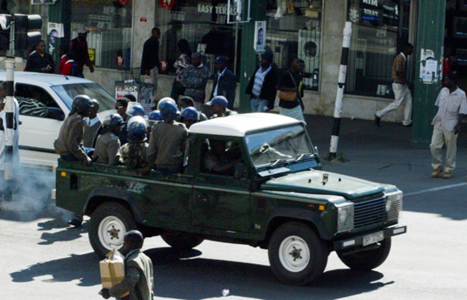 El lider opositor de Zimbabue se encierra en la embajada de Holanda | Ver