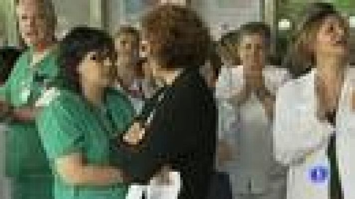 Telediario 1 - Batas blancas salen a las calles en busca de apoyo a la consulta sanitaria