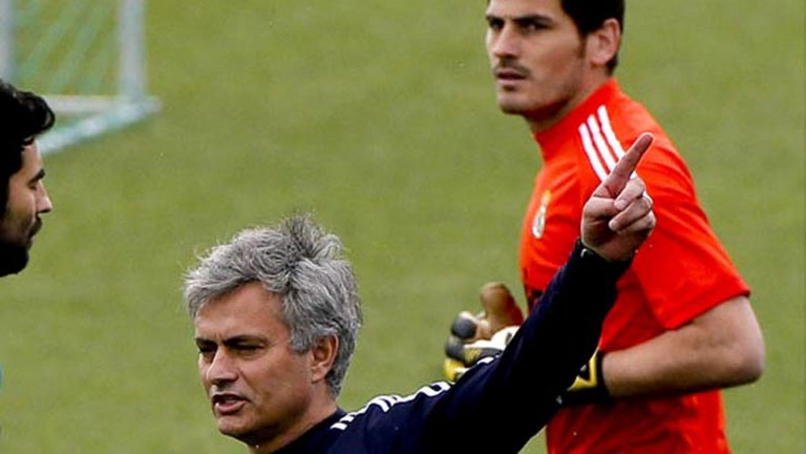 Telediario 1: Mourinho señala a Casillas y a todo lo que se mueve | RTVE Play