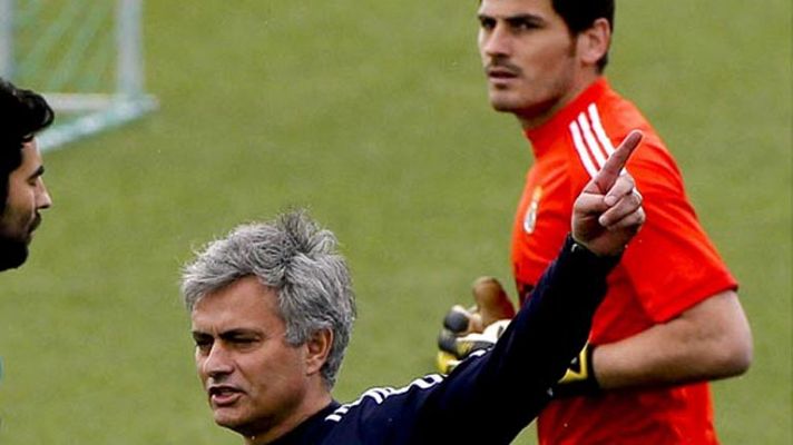 Mourinho señala a Casillas y a todo lo que se mueve