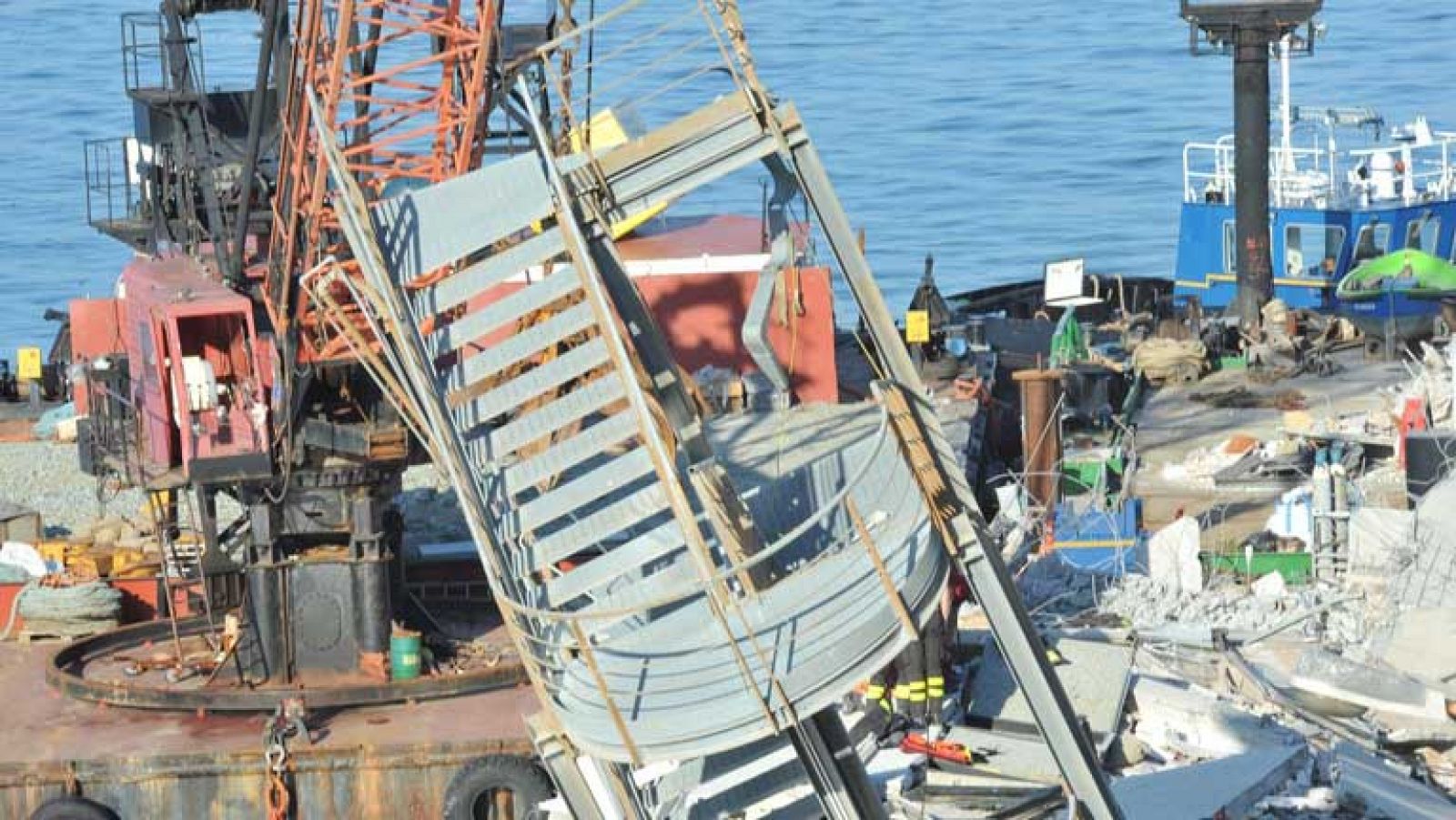 En Italia 7 muertos en el choque de un buque de carga contra una torre de control